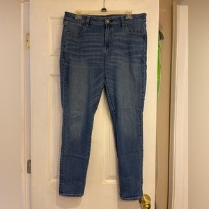 American eagle Medium wash Jegging jeans! Size: 14 Regular!